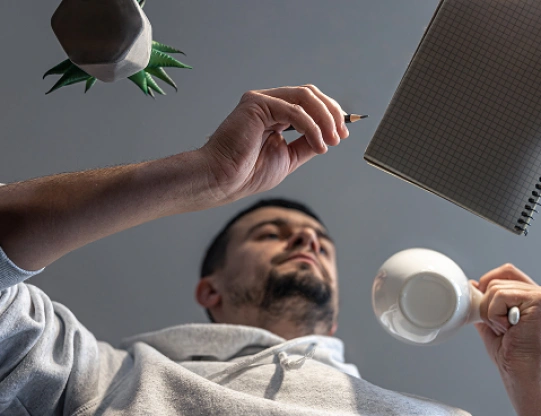 мужчина ждет врача-нарколога на дом